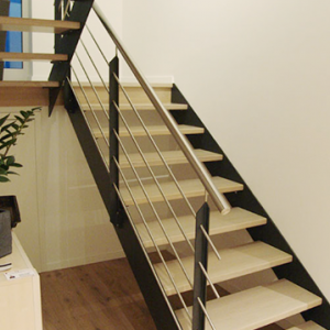 Moderne Treppe mit Metall